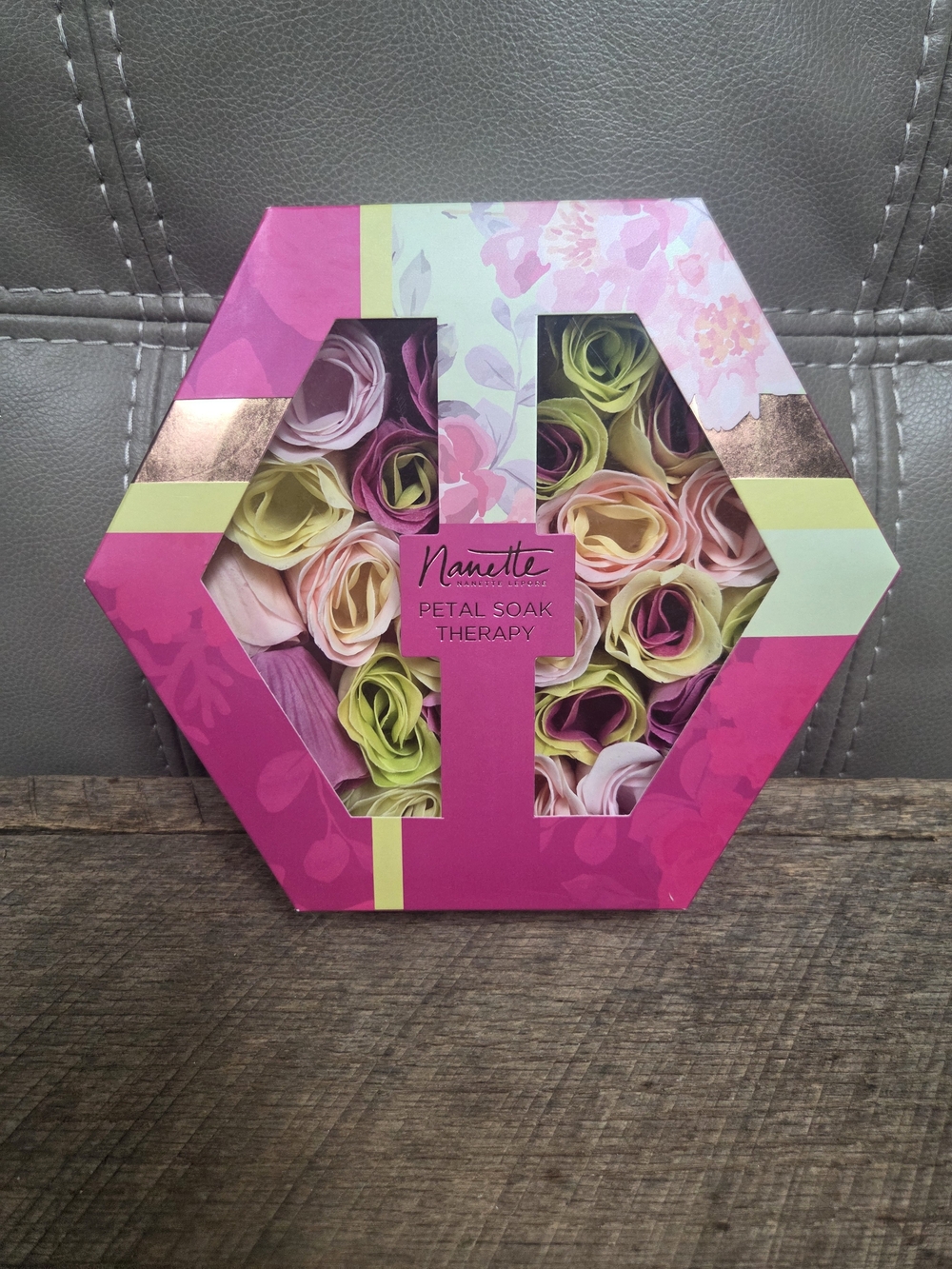 New Nanette Lepore Petal Soak Scented Soap Flowers Bath Gift Set ~ BIN 1H